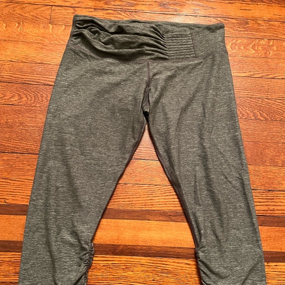 lululemon athletica Pants - Lululemon Cropped Ruched Waist Band Grey Capri Leggings Women’s Sz 10 VHTF EUC